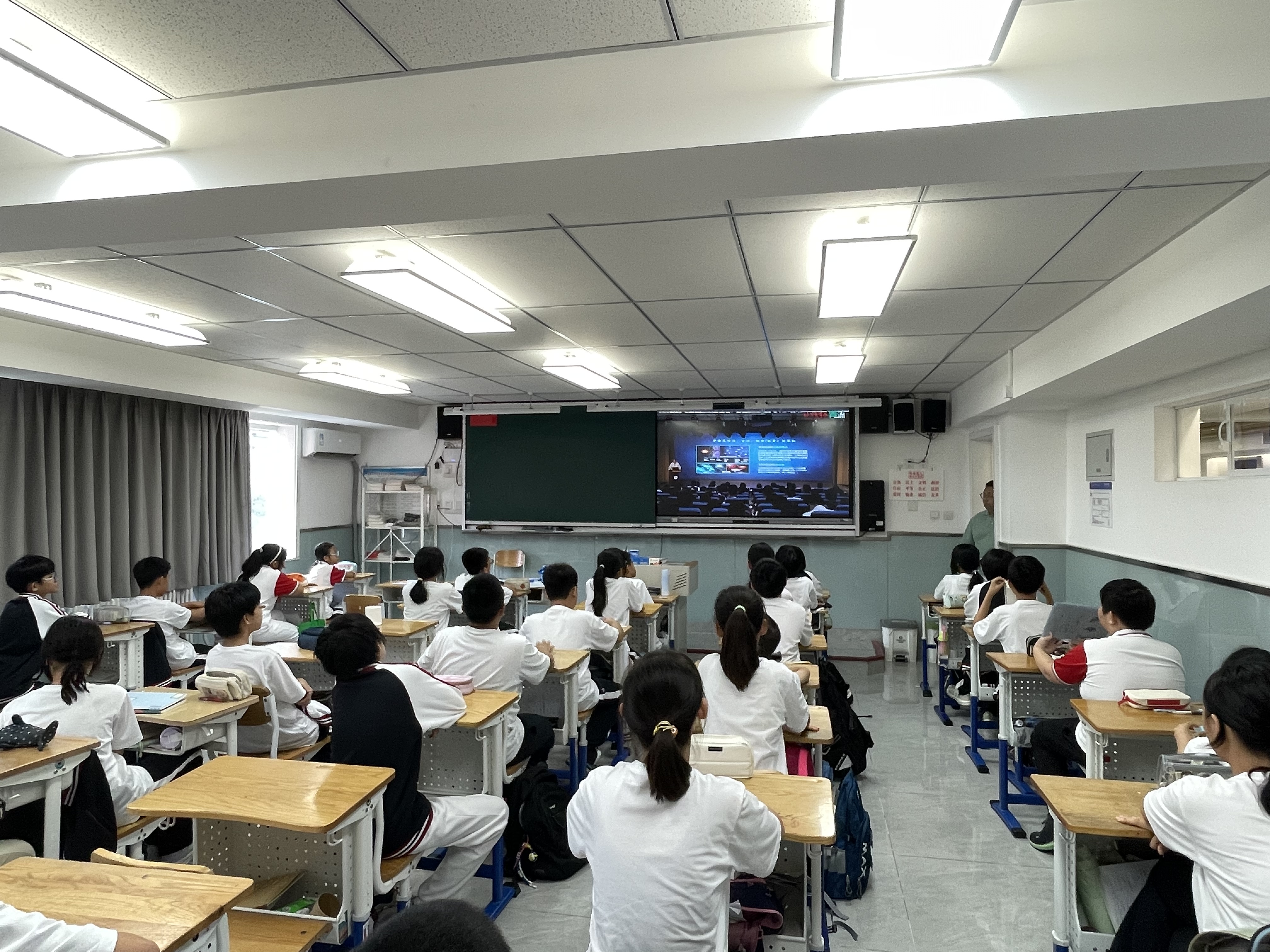 1758269801226001398.jpg 北京七中初一年级组织聆听翟明国院士科学直播讲座1.jpg